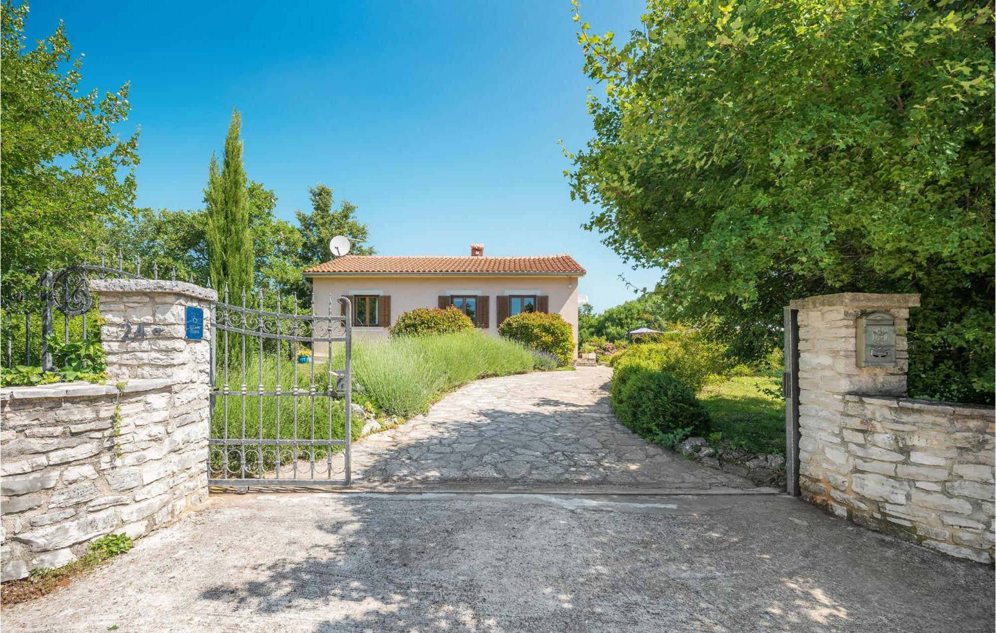 Beautiful Home In Bale With Kitchen エクステリア 写真